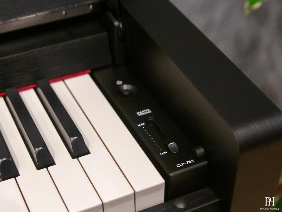 YAMAHA CLP-785 B