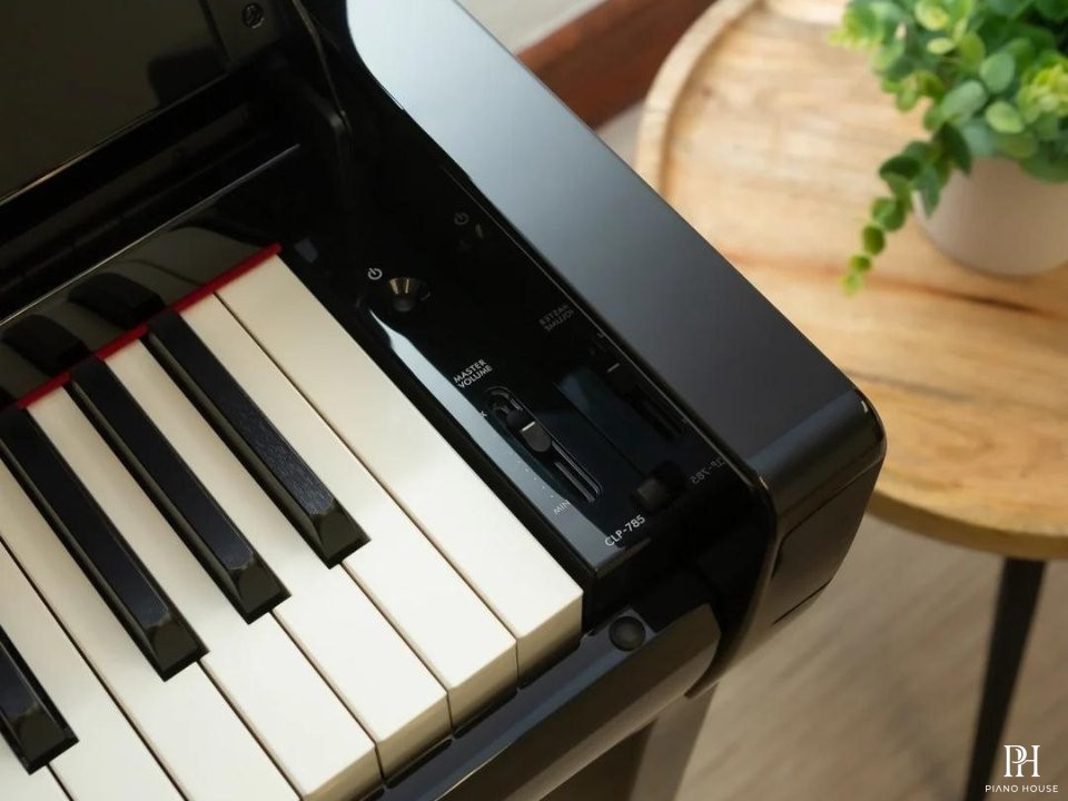 YAMAHA CLP-785 PE