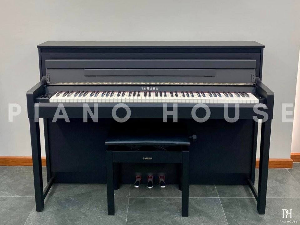 YAMAHA CLP-585 B