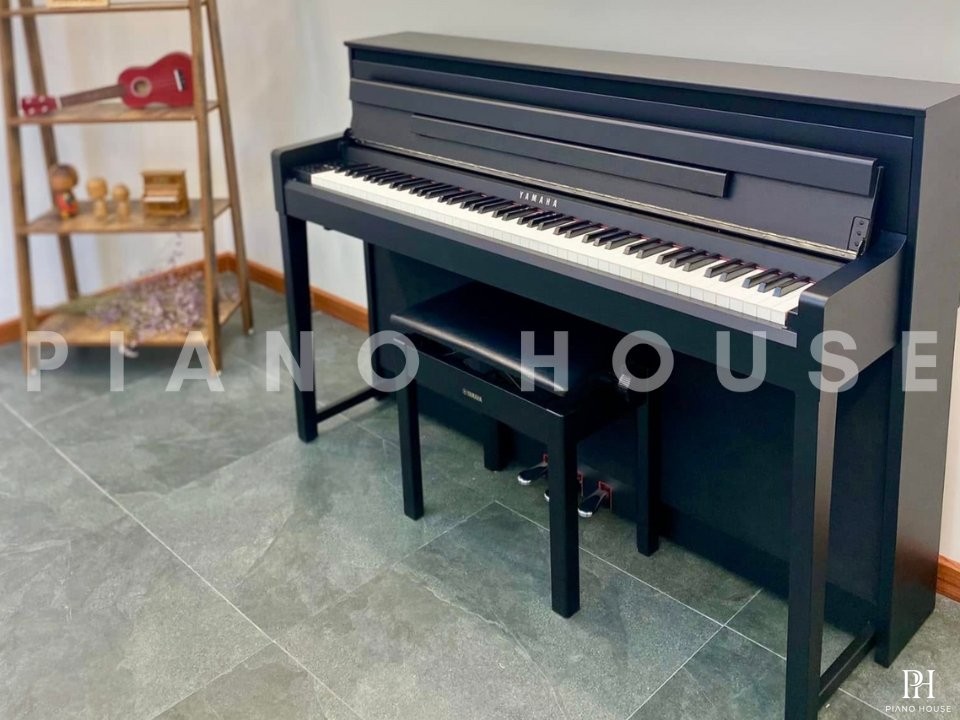 YAMAHA CLP-585 B