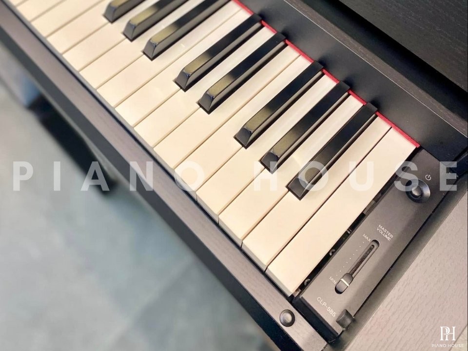 YAMAHA CLP-585 B