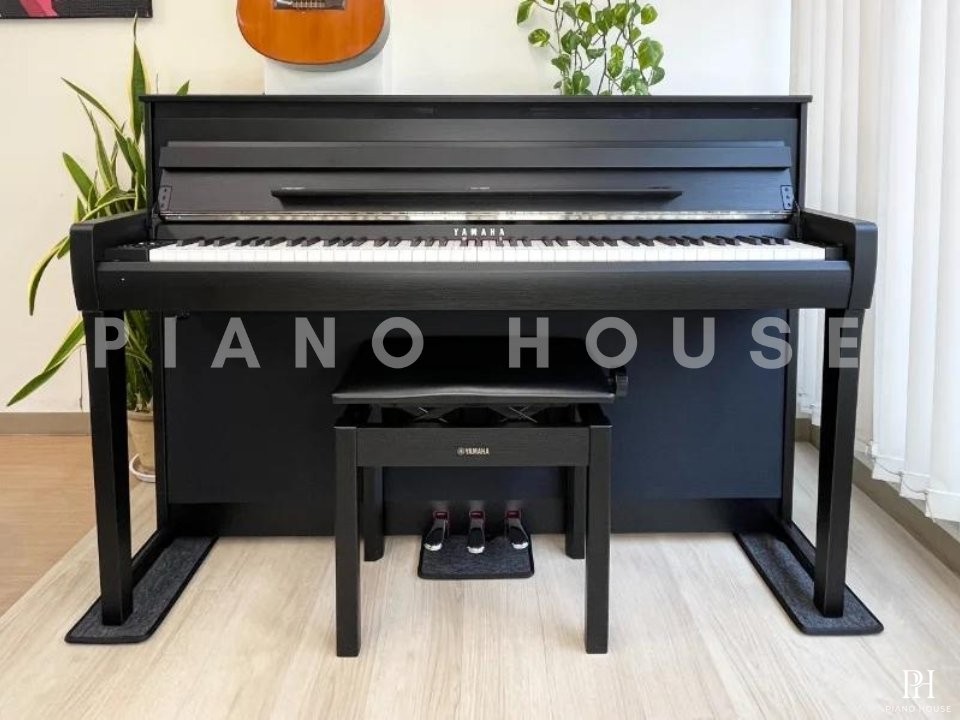 YAMAHA CLP-685 B