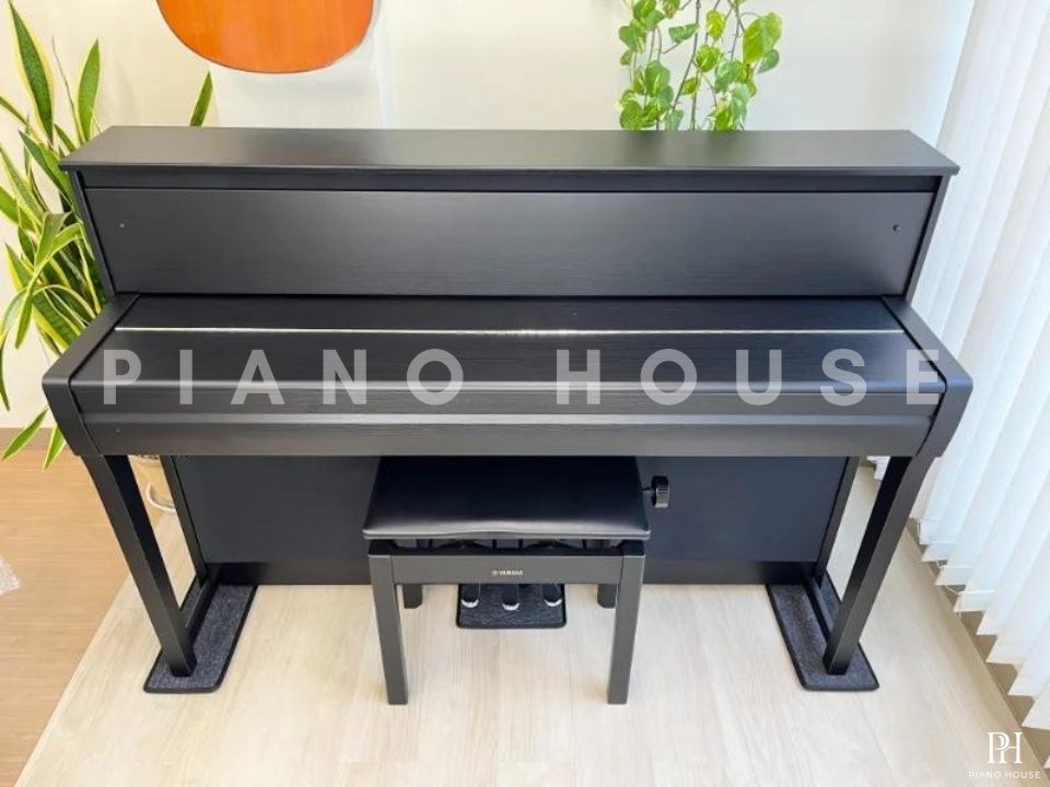 YAMAHA CLP-685 B