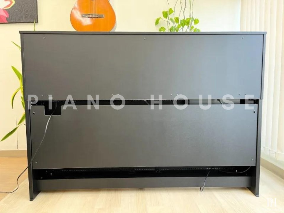 YAMAHA CLP-685 B