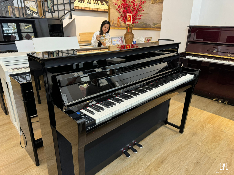 YAMAHA CLP-685 PE