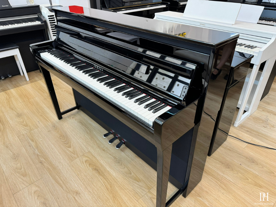 YAMAHA CLP-685 PE