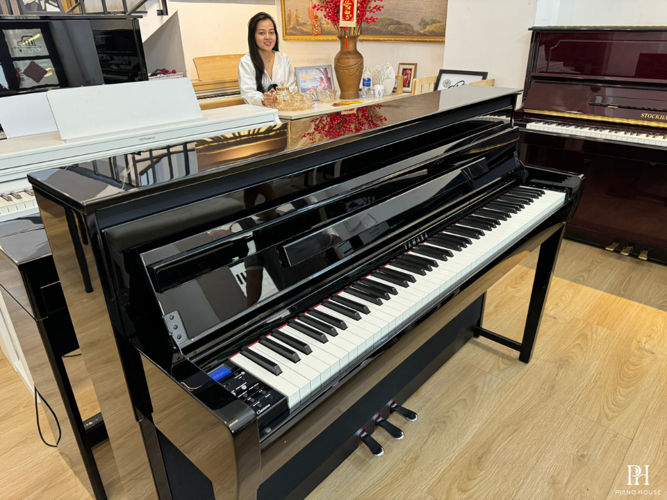 YAMAHA CLP-685 PE