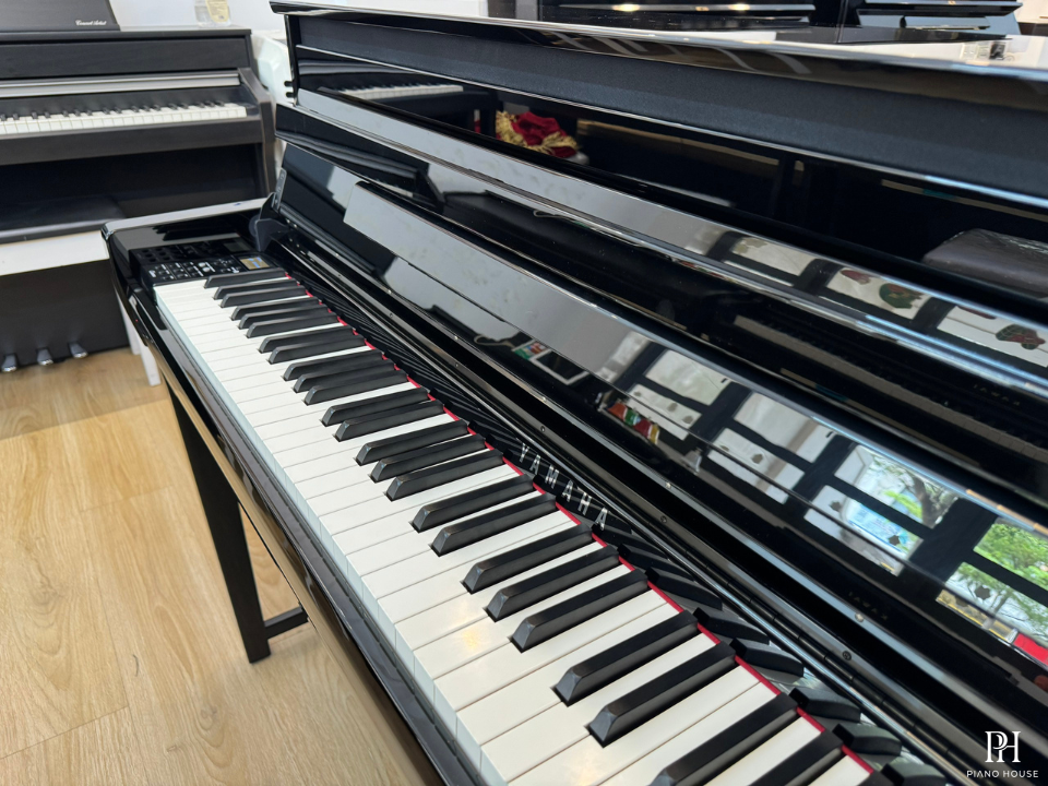 YAMAHA CLP-685 PE
