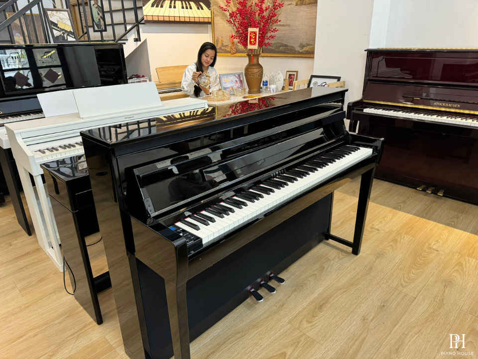 YAMAHA CLP-685 PE