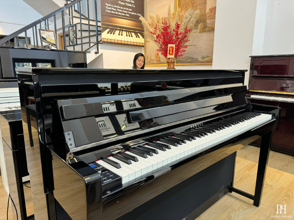 YAMAHA CLP-685 PE