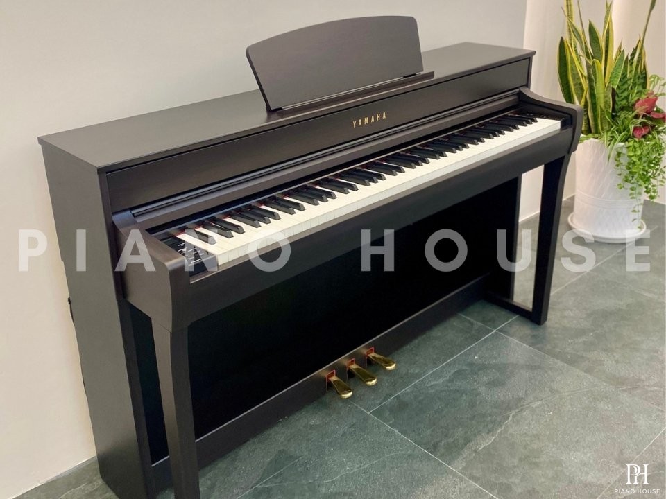 YAMAHA CLP-735 R (USED)