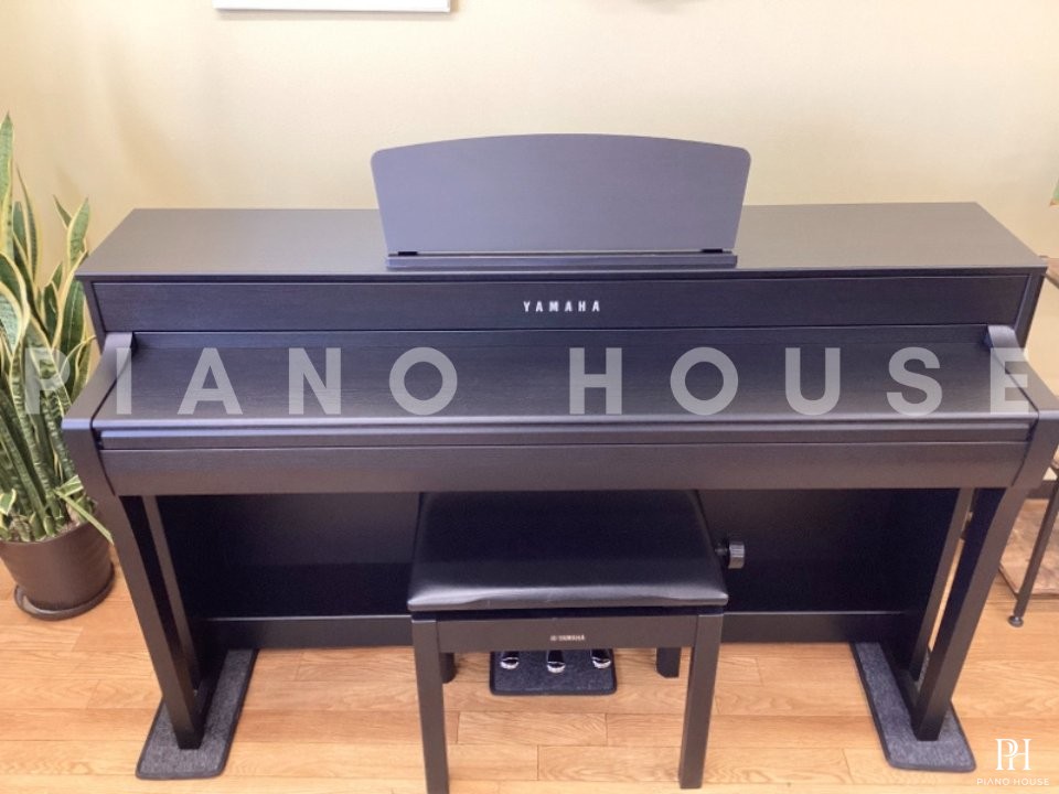 YAMAHA CLP-735 B