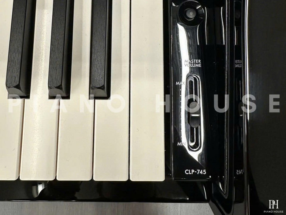 YAMAHA CLP-745 PE