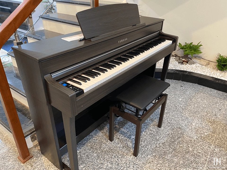 YAMAHA CLP-745 DW (USED)