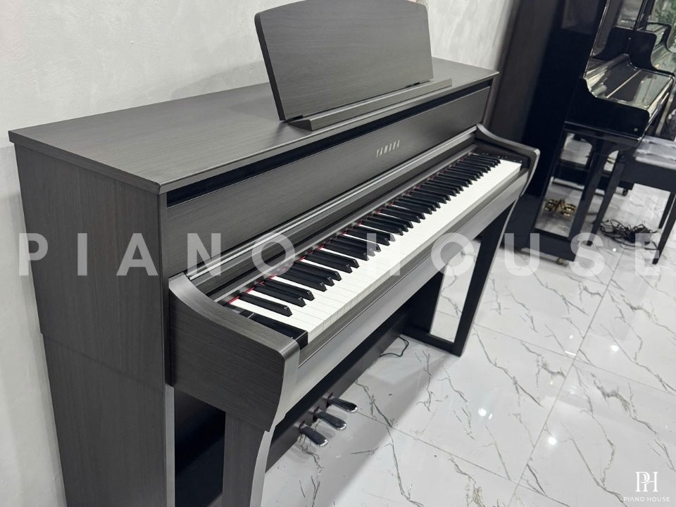 YAMAHA CLP-775 DW (USED)