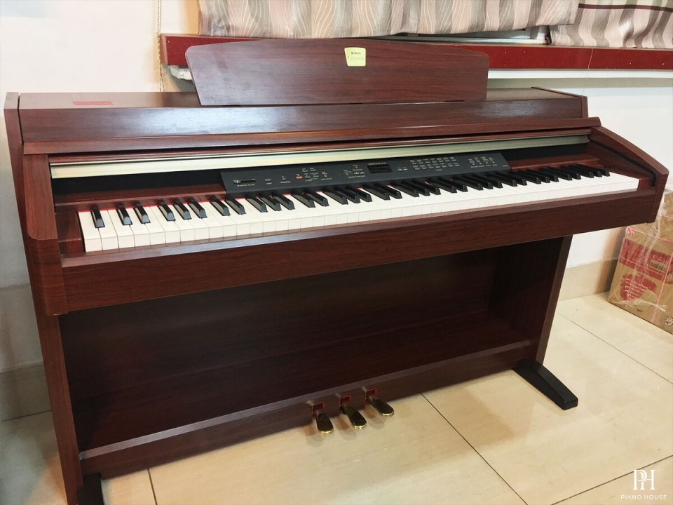 YAMAHA CLP-230 R