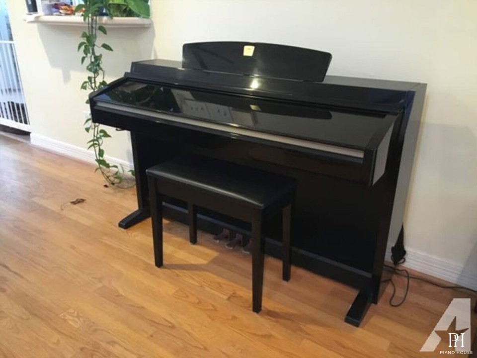 YAMAHA CLP-230 R