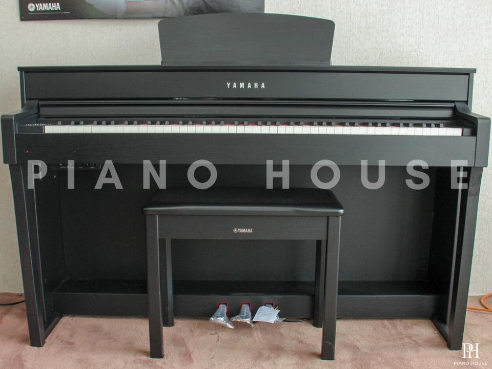 YAMAHA CLP-635 B