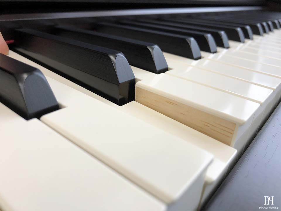 YAMAHA CLP-675 B