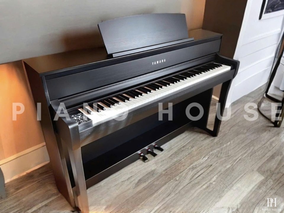 YAMAHA CLP-675 B
