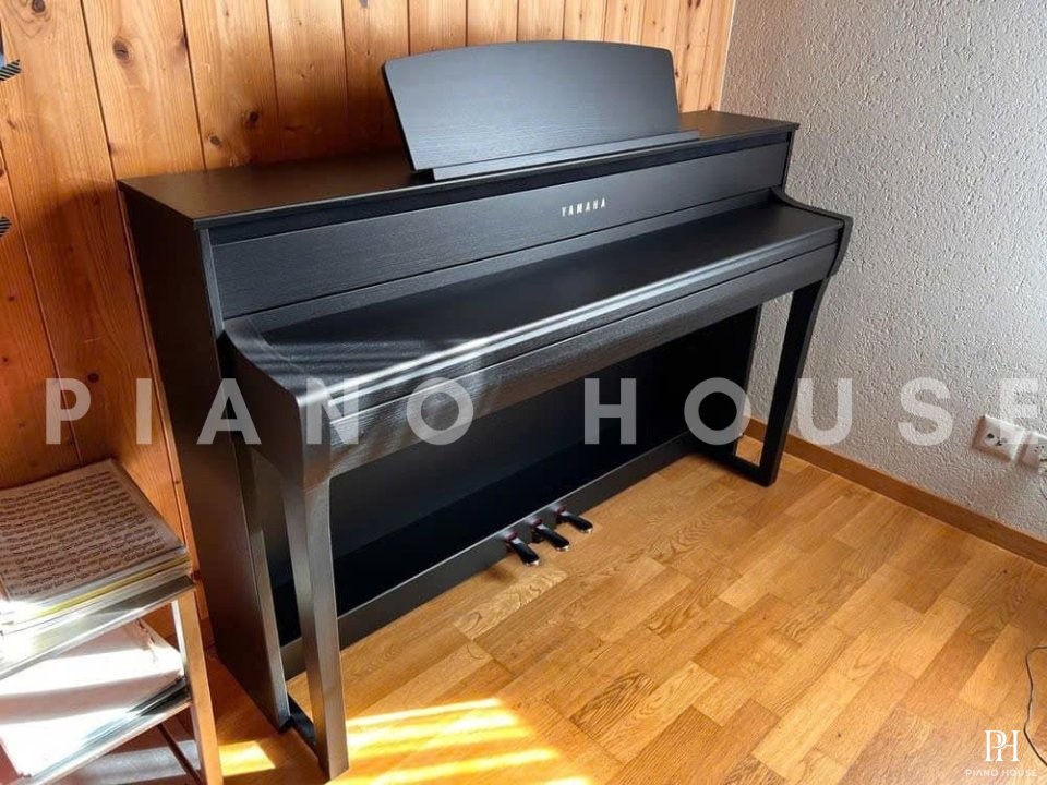 YAMAHA CLP-675 B
