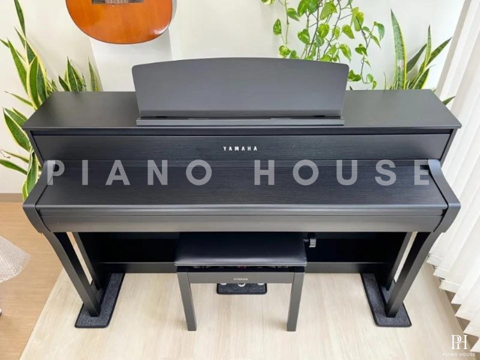 YAMAHA CLP-675 B