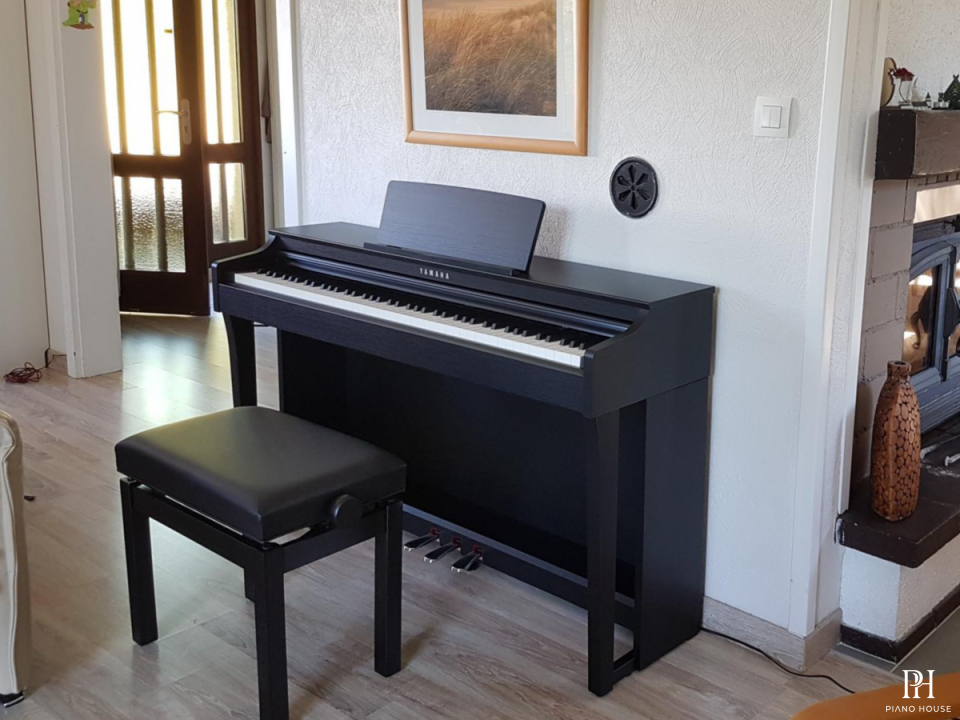YAMAHA CLP-725 B