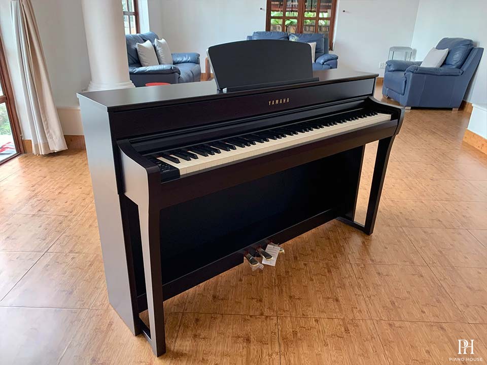 YAMAHA CLP-735 PE