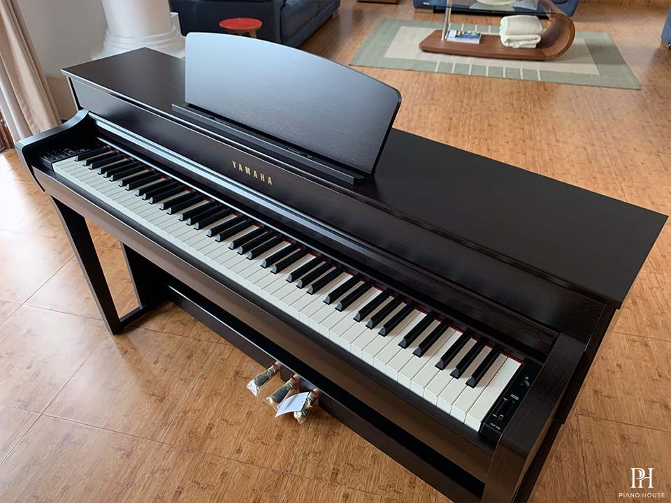 YAMAHA CLP-735 PE