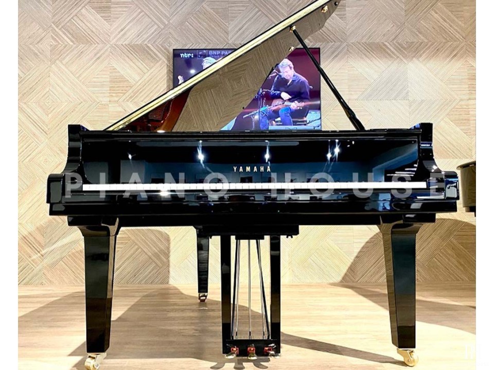 YAMAHA C3X