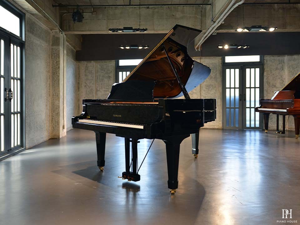 YAMAHA C7B