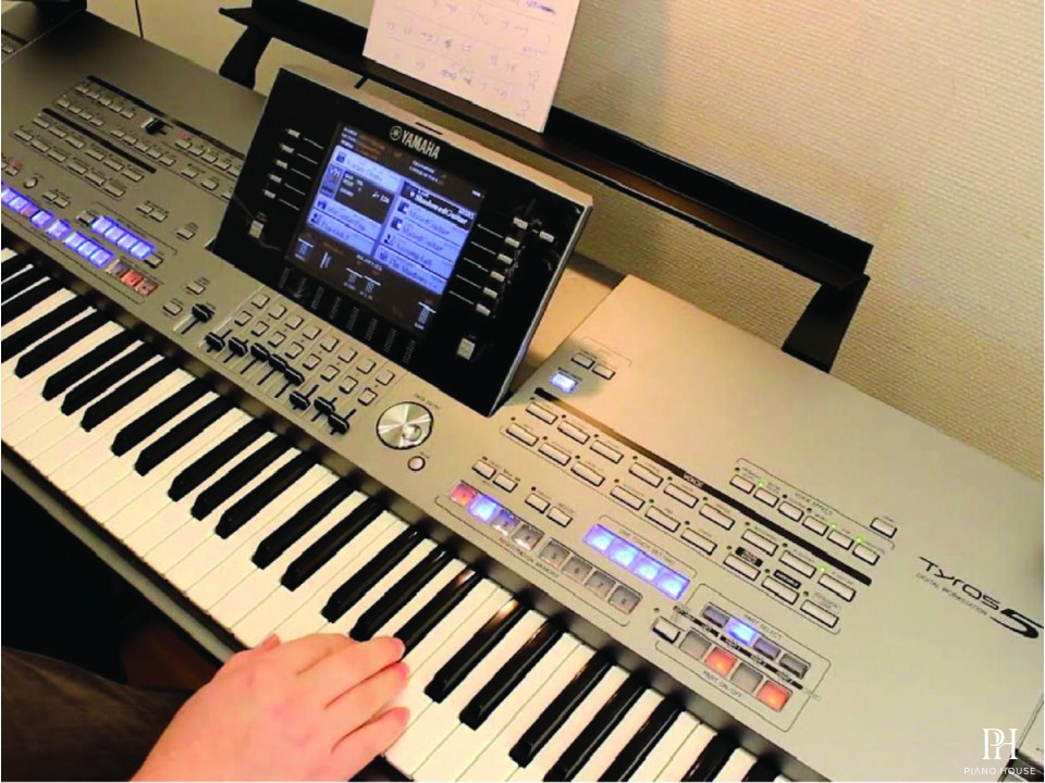 Yamaha Tyros 5 – 61 Phím