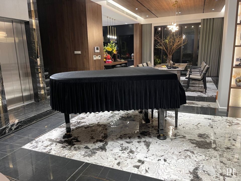 Khăn Phủ Grand Nhung Đen Xếp Ly