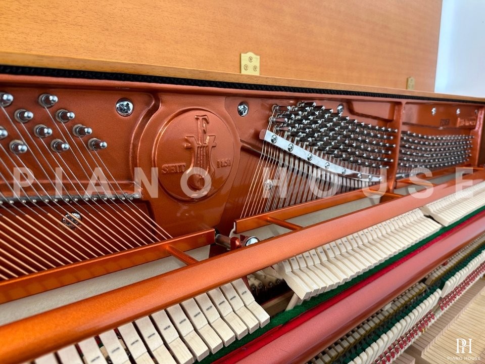 FEURICH 122 Universal (Walnut Polished)