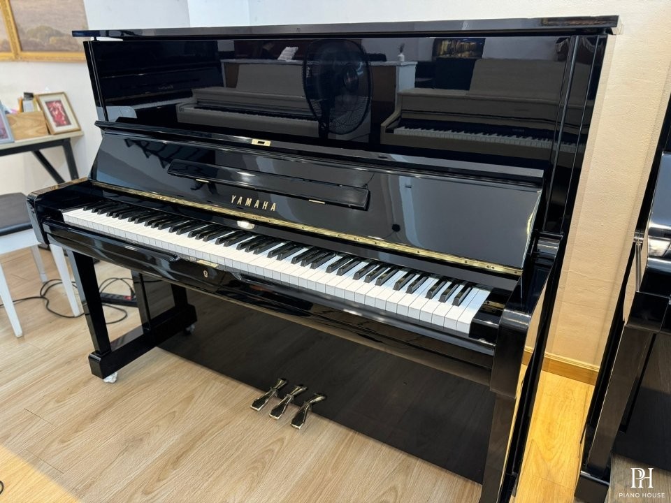 YAMAHA U1A