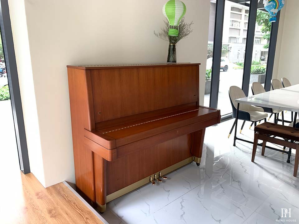 YAMAHA U7
