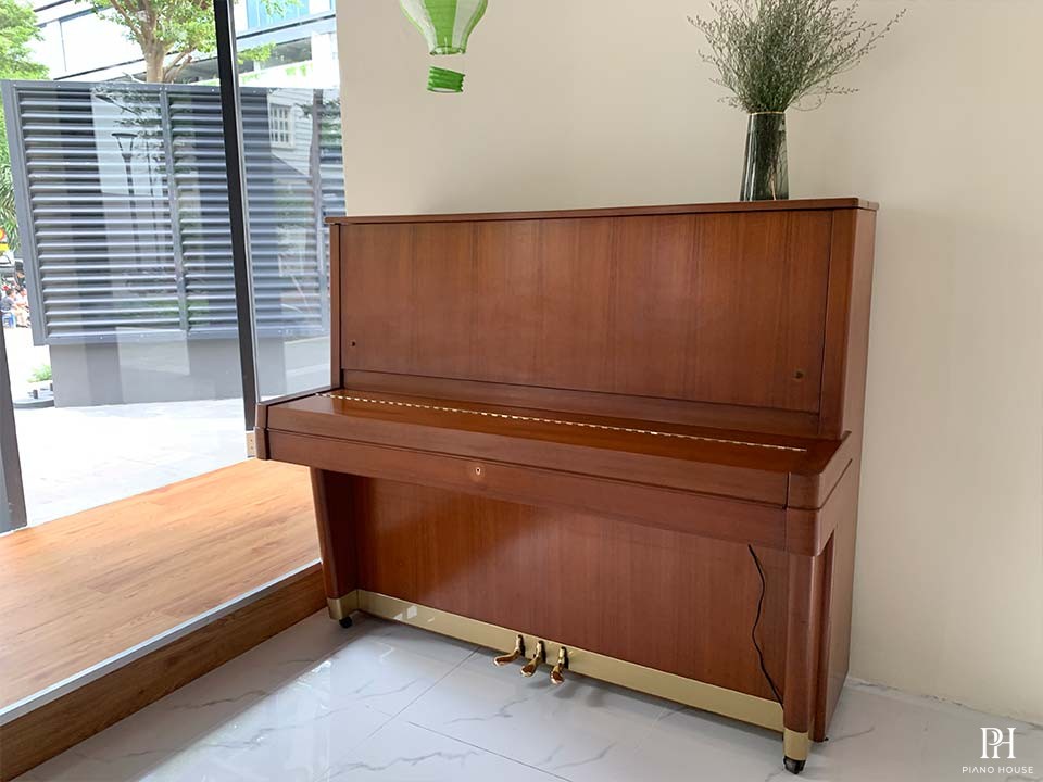 YAMAHA U7