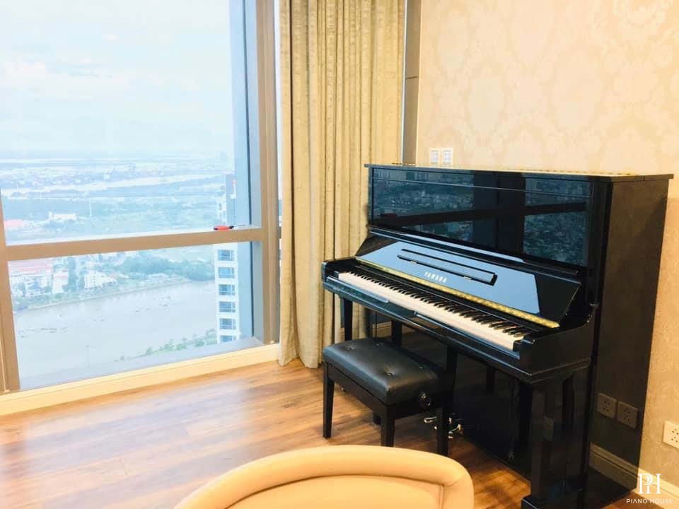 YAMAHA U300