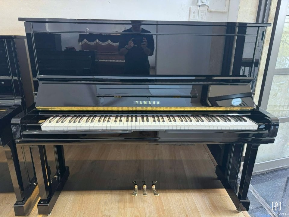 YAMAHA U300