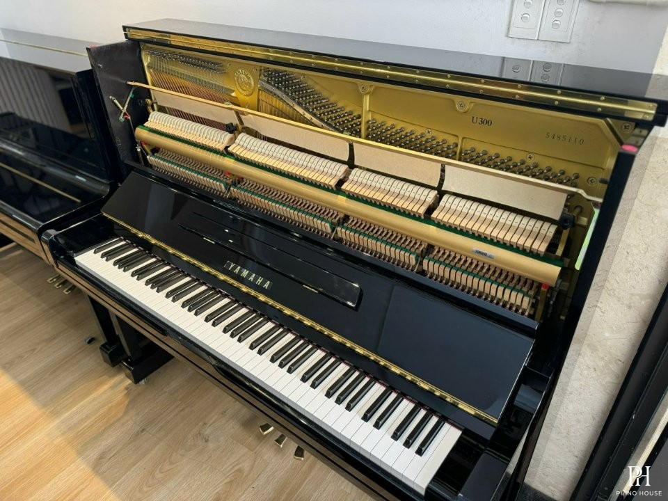 YAMAHA U300