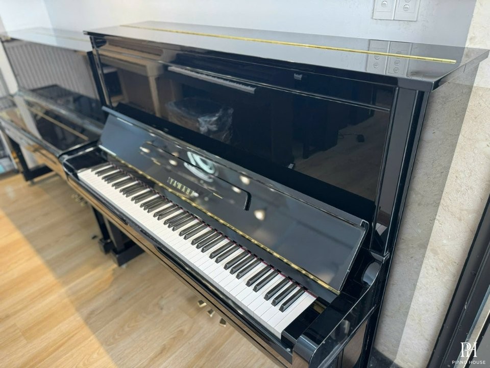 YAMAHA U300