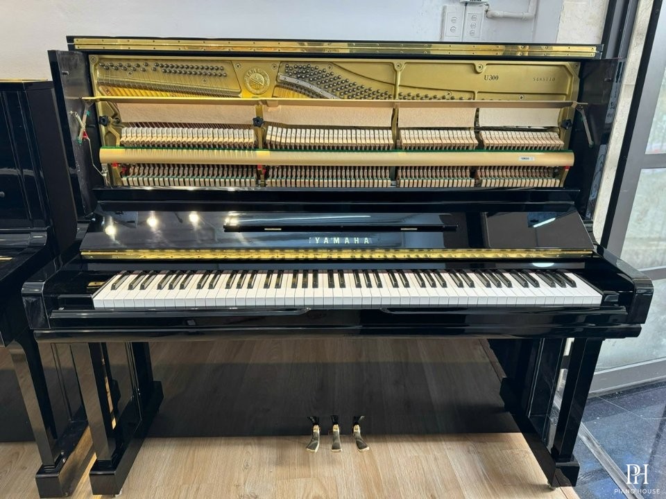 YAMAHA U300