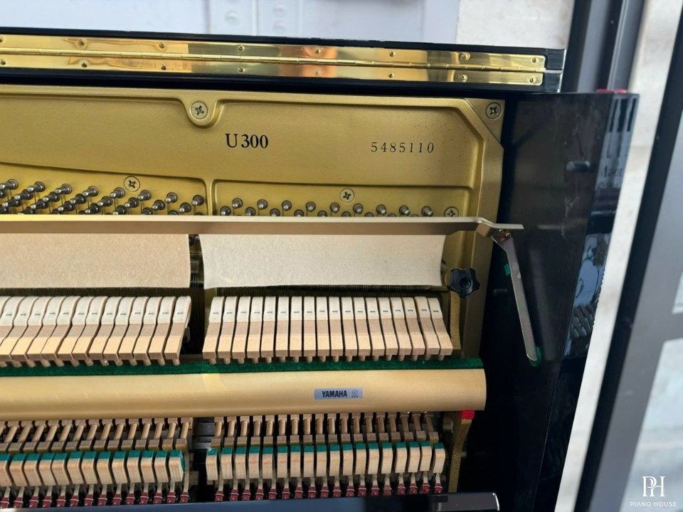 YAMAHA U300