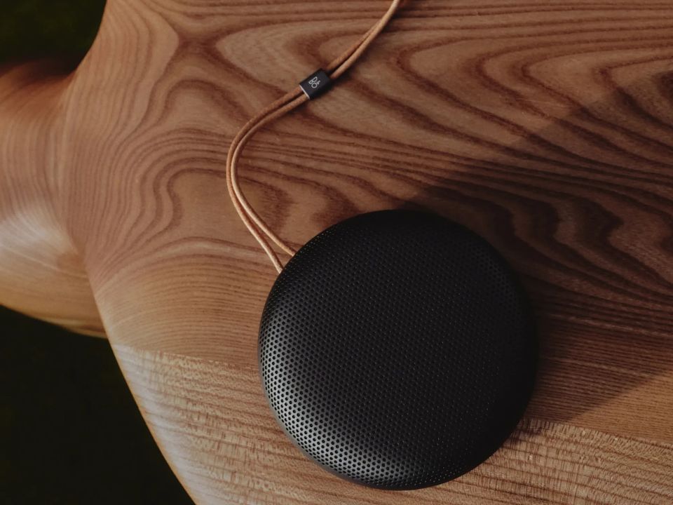 Bang & Olufsen Beosound A1 Gen 3 - Warm Granite - Đánh giá chi tiết tại Piano House