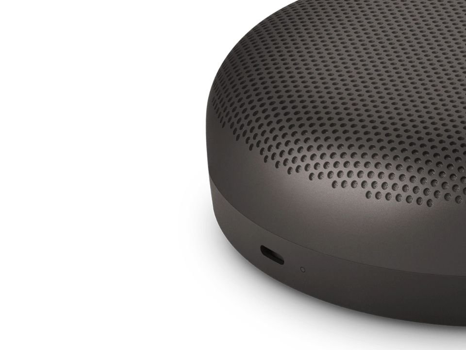 Bang & Olufsen Beosound A1 Gen 3 - Warm Granite - Góc nhìn thực tế 6