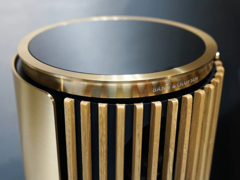 Loa B&O Beolab 8 - Gold Tone (New) - Góc nhìn thực tế 6