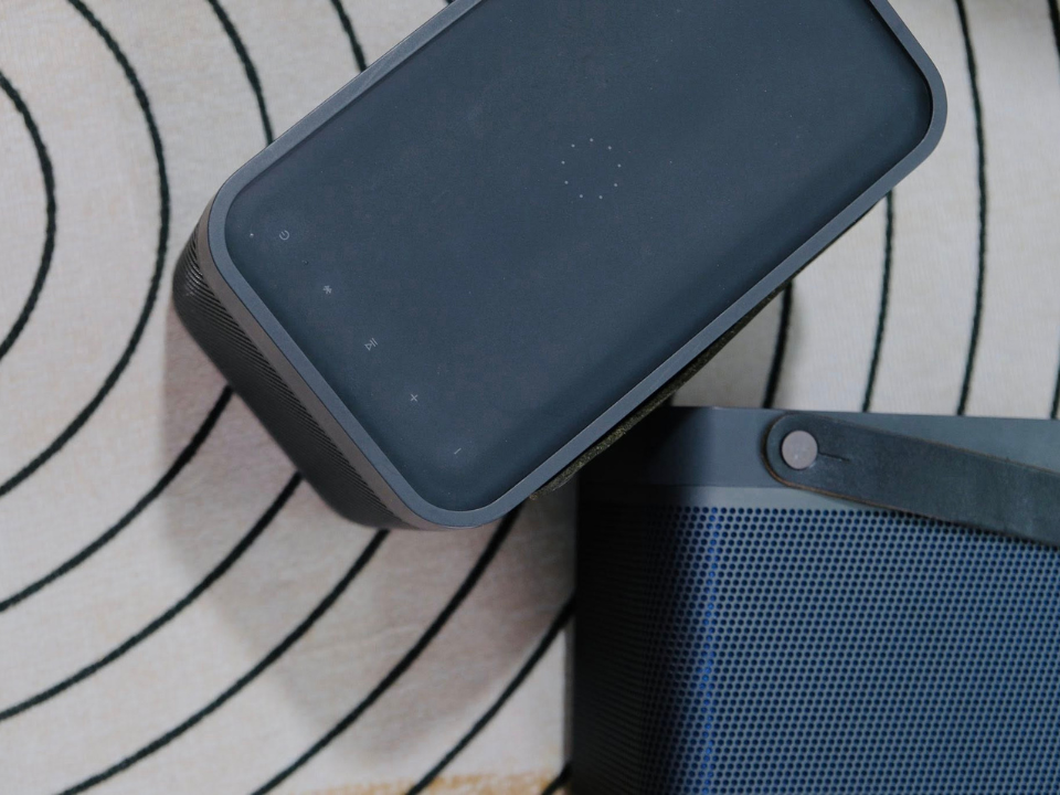 Cận cảnh Loa B&O Beolit 20 - Black Anthracite (Used) tại Piano House