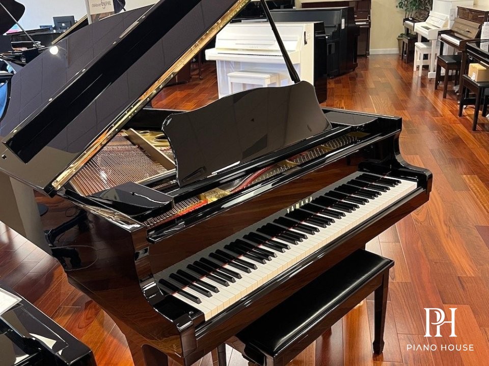 Yamaha G2 Polished Ebony Grand Piano Side Profile