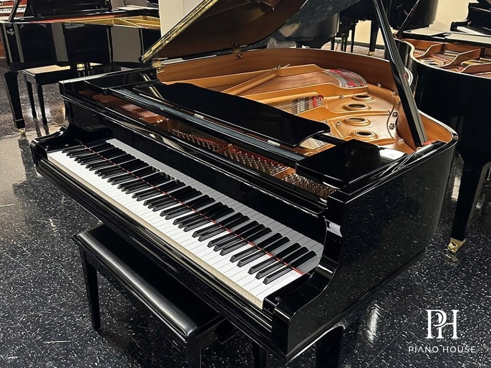 Yamaha GC1 Polished Ebony Grand Piano Side Profile