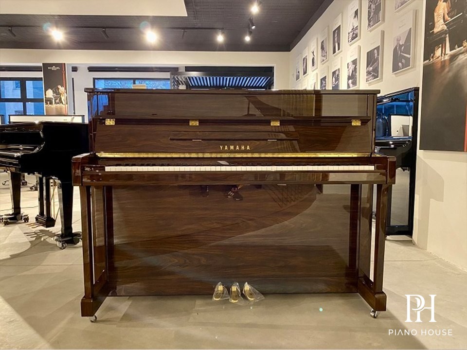 Yamaha b2 Polished Ebony Elegant Upright Piano